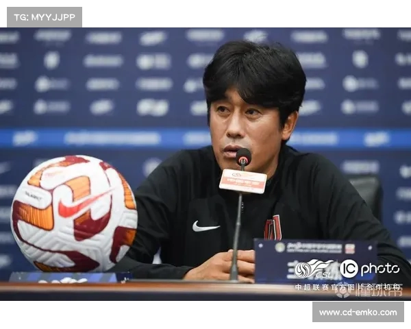 成都蓉城队主教练徐正源与球员德尔加多出席新闻发布会分享赛季目标与备战计划 成都蓉城队主教练徐正源与球员德尔加多出席新闻发布会分享赛季目标与备战计划